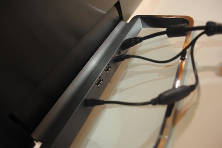 Các cổng kết nối phía sau màn hình