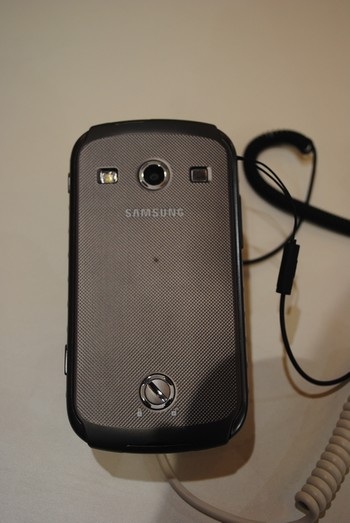 Mặt sau với lớp vỏ chắc chắn.