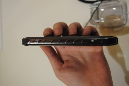 Nút nguồn và nút chụp ảnh ở cạnh phải.