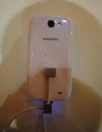 Mặt sau với camera 8 megapixel.