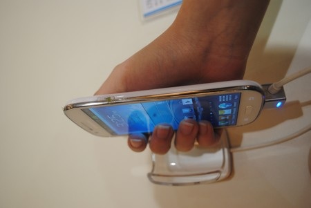 Nút nguồn ở cạnh phải. Không được trang bị phím chụp ảnh riêng.