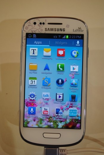 Galaxy S III mini La’Fleur, với phong cách thiết kế đặc biệt, nữ tính dành cho phái nữ.