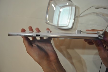 Nút nguồn và phím điều chỉnh âm lượng ở cạnh phải