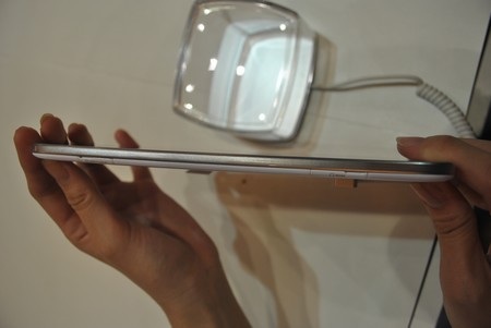 Cạnh trái là khe cắm thẻ nhớ và khe cắm SIM