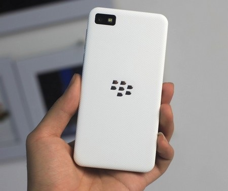 Mặt sau với camera và logo của BlackBerry