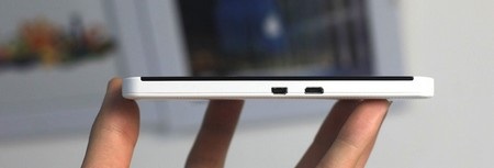 Cạnh trái với cổng kết nối microUSB và microHDMI