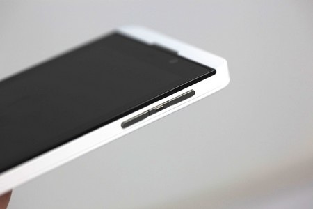 Cạnh trái với cổng kết nối microUSB và microHDMI