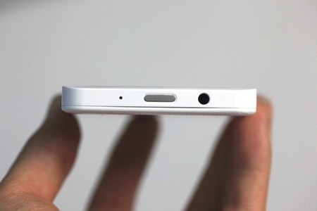 Giắc cắm phone và nút nguồn ở cạnh trên