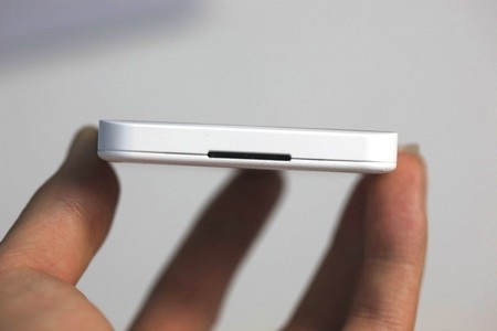 Khe hở ở cạnh dưới để mở vỏ máy