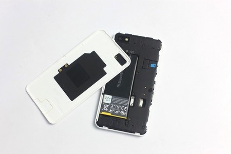 Vỏ sau của BlackBerry Z10 có thể tháo rời để tháo rời pin, lắp SIM và thẻ nhớ
