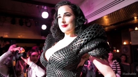 “Nữ hoàng thoát y” Dita Von Teese với chiếc váy đặc biệt tạo nên từ máy in 3D