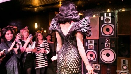 Chiếc váy giúp người mặc có thể di chuyển và đi lại dễ dàng