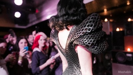 13.000 viên đá quý Swarovski được đính lên chiếc váy đặc biệt này