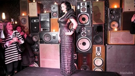 Dita Von Teese với 2 nhà thiết kế Michael Schmidt (trái) và Francis Bitonti