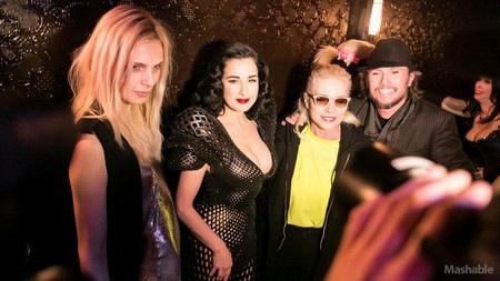 Bộ váy bong bóng của Lady Gaga, một tác phẩm nổi tiếng khác của Michael Schmidt