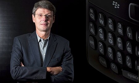 CEO BlackBerry cho rằng iPhone đã lỗi thời vì Apple ngại thay đổi?