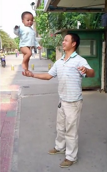Đứa bé khá bình tĩnh và không hề khóc trong khi bị cha mình “tung hứng”