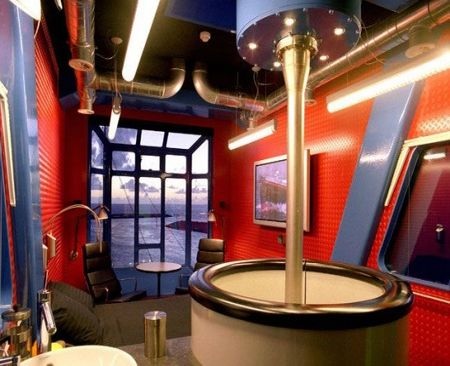 Tuy nhiên nội thất bên trong không thua kém gì những khách sạn thông thường khác