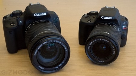 EOS Rebel SL1 (phải) nhỏ hơn đáng kể so với EOS Rebel T4i (trái)