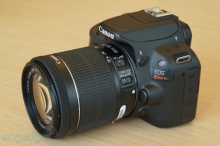 EOS Rebel SL1 nhỏ hơn đáng kể so với các mẫu DSLR khác của Canon
