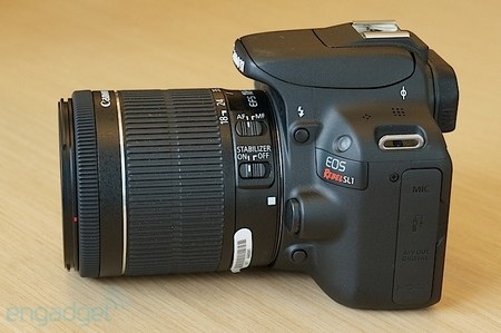 EOS Rebel SL1 nhỏ hơn đáng kể so với các mẫu DSLR khác của Canon