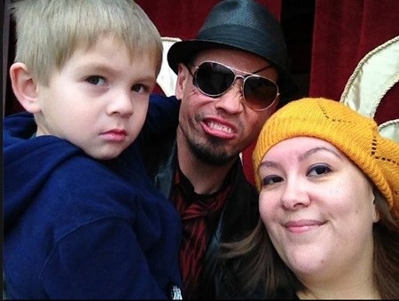 Owen hạnh phúc bên vợ và con mình