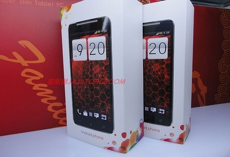 Hộp đựng của sản phẩm cũng nhái theo hộp đựng của HTC