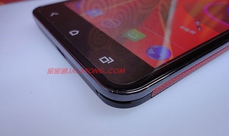 Viền kim loại xung quanh màn hình