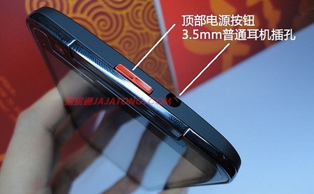 Nút nguồn và giắc cắm phone ở cạnh trên