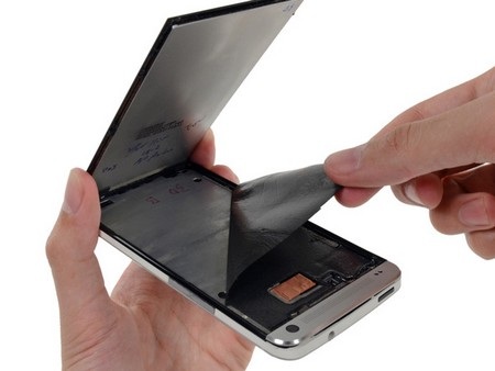Chiếc HTC One chuẩn bị đem ra “mổ xẻ”
