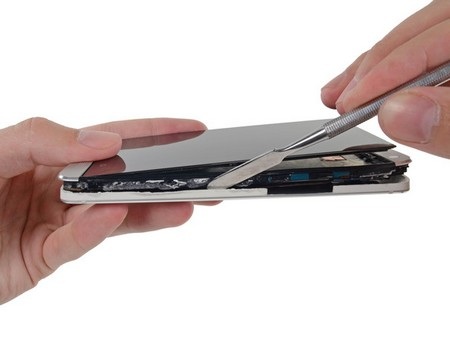 Chiếc HTC One chuẩn bị đem ra “mổ xẻ”