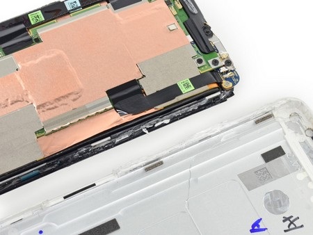 Lớp keo dán giữa bo mạch và lớp vỏ sau khi đã được tháo rời