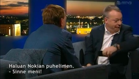 Stephen Elop có hành động “gây sốc” khi chê và ném iPhone xuống sàn nhà