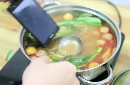 Xperia Z đã trở thành… nguyên liệu chế biến món lẩu
