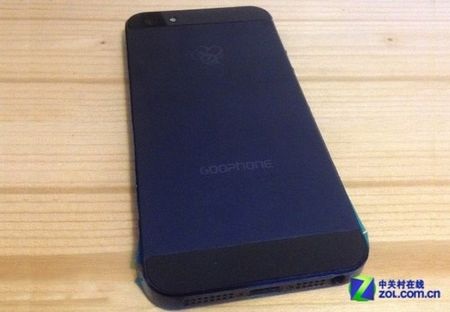 Mặt trước và mặt sau của Goophone i5S giống hệt iPhone 5