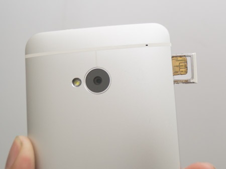 HTC One phiên bản quốc tế có mặt tại Việt Nam - 11 Khay microSIM của máy làm bằng kim loại chứa các thông tin về máy và số IMEI