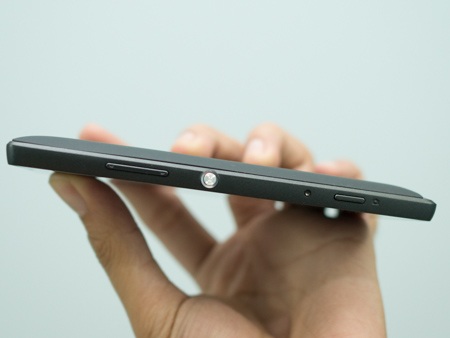 Máy có cạnh phải với phím nguồn đặc trưng và nút chụp ảnh riêng biệt