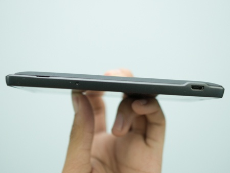 Cạnh trái với kết nối microUSB kiêm HDMI (MHL)