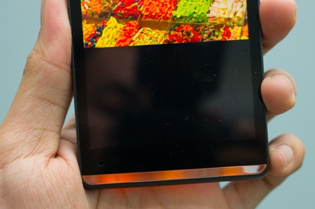 Cạnh trái với kết nối microUSB kiêm HDMI (MHL)