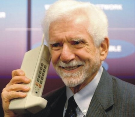 Martin Cooper và chiếc điện thoại di động đầu tiên