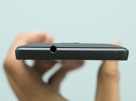 Cạnh trên là kết nối tai nghe 3,5 mm