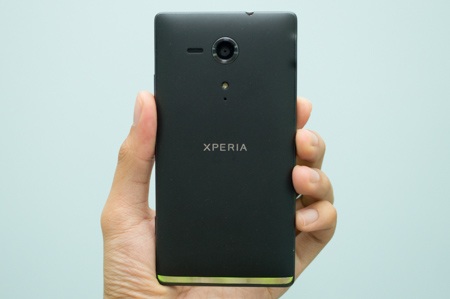 Mặt sau của máy có camera 8 MP, đèn flash, loa ngoài