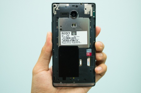 Khi tháo nắp lưng, người dùng có thể thay microSIM và thẻ nhớ