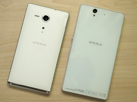 Xperia SP màu trắng bên cạnh Xperia Z