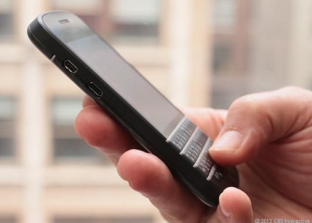 Các cổng kết nối nằm ở cạnh trái