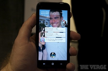 Trải nghiệm thực tế “điện thoại Facebook” HTC First - 2 Theo dõi cập nhật Facebook ngay từ màn hình chính
