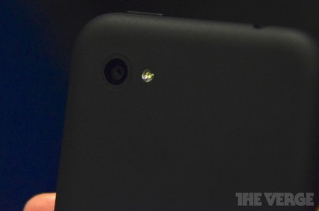 Trải nghiệm thực tế “điện thoại Facebook” HTC First - 8 Camera và đèn flash ở mặt sau