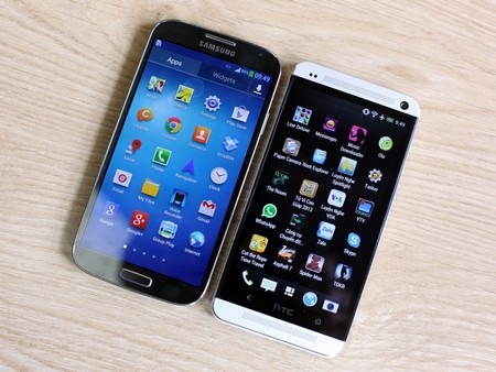 Galaxy S4 có thể tháo rời pin, còn HTC One có thiết kế nguyên khối