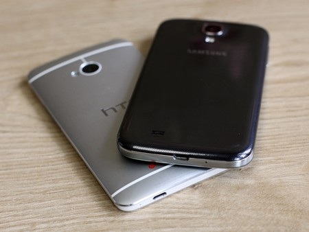 Galaxy S4 và HTC One đều có mặt tại thị trường Việt Nam vào tháng 5, với mức giá 16 triệu đồng