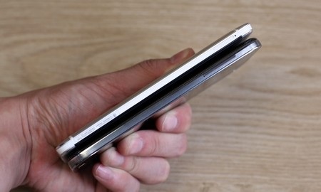 So sánh độ dày của 2 sản phẩm. Galaxy S4 chỉ mỏng 7,9mm, trong khi HTC One mỏng 9,3mm